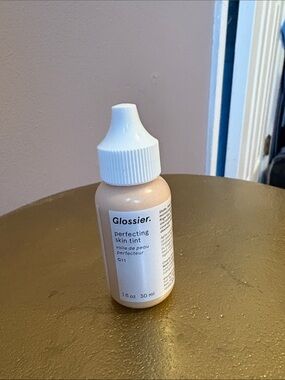 Glossier Perfecting Skin Tint G11 Beige with White Cap